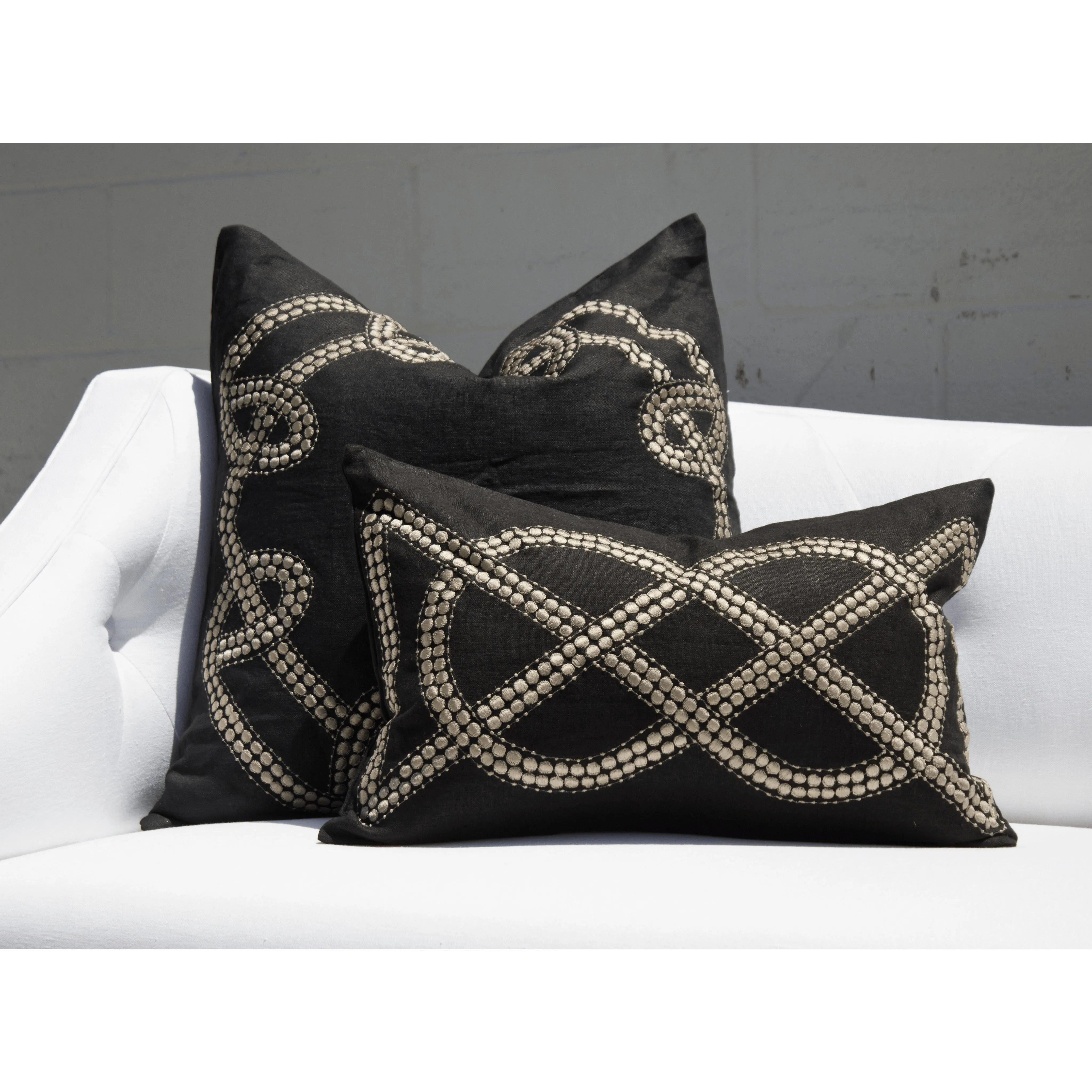 Dot Chain Knot Black Lumber Cushion 35 x 53 cm